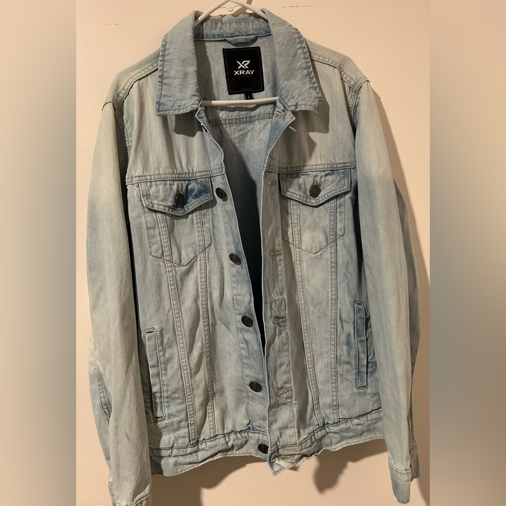 XRAY Men’s Light Wash Distressed Denim Jacket, Size Large, EUC.